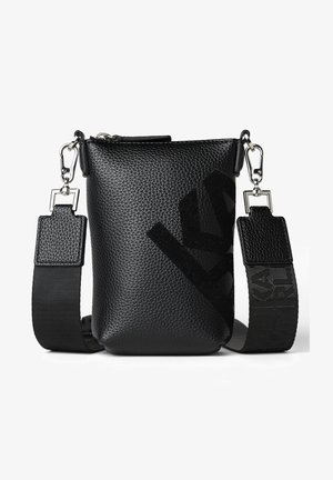 Svart texturerad läderväska för axeln med justerbar rem, prydd med en djärv logotypdesign och detaljer i metall. Dragkedja i toppen.