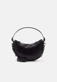 Sac à main en simili-crocodile noir avec une forme arrondie, une courte poignée et une bandoulière détachable, incluant un accent en métal argenté.