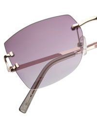 Ylihinnoitellut aurinkolasit, joissa on gradientti violettilinssejä, kultaisia metallikoristeita ja kirkkaat varren päät. Littee, geometrinen muotoilu, jossa on vähäinen määrä tarvikkeita.