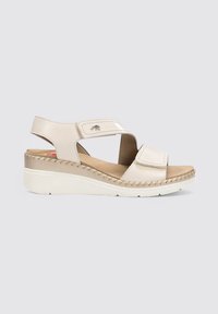 Sandalias de plataforma beige con un upper sintético suave, correas ajustables de Velcro y un detalle tejido texturizado a lo largo de la suela.