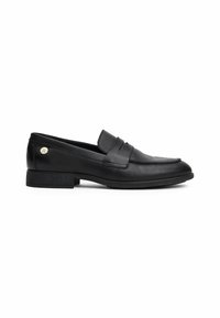 Mocassins en cuir noir avec un bout arrondi, des détails cousus et une bride décorative sur le dessus. Dotés d'un petit talon bloc et d'un accent métallique.