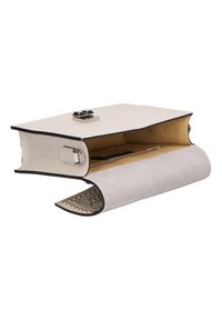 Clutch bianca in pelle con interno in suede grigio texturizzato. Presenta una chiusura argentata e borchie dorate sulla base. Forma rettangolare slim.