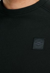 Schwarzer Sweatshirt mit geripptem Rundhalsausschnitt, aus einem strukturierten Stoff gefertigt, und einem gewebten schwarzen Label mit dem PME-Logo auf der linken Brust.