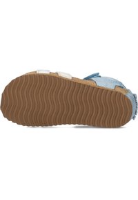 Blauwe sandaal met een gestructureerd oppervlak, zachte banden en een rubberen zool met een golvend patroon. Sluiting bestaat uit witte klittenbandsluiting.