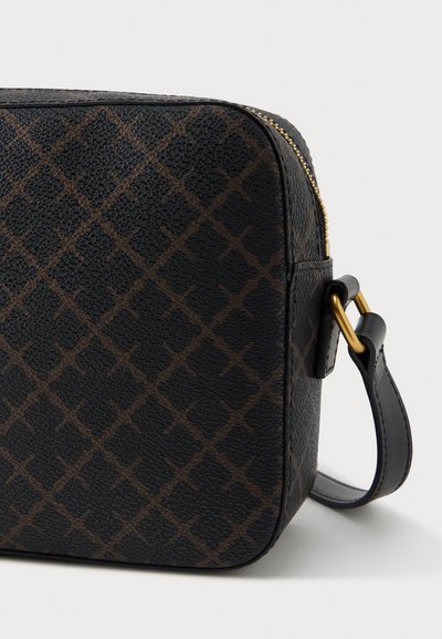 Ορθογώνια μαύρη δερμάτινη τσάντα με καφέ μοτίβο, με χρυστό φερμουάρ και ανθεκτικό μαύρο λουρί. Υφή επιφάνειας και γεωμετρικά στοιχεία.