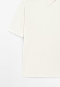 Wit, effen T-shirt met korte mouwen en ronde hals, regular fit, van voren getoond op een lichte achtergrond.