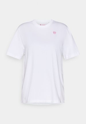 T-shirt branca de algodão com mangas curtas, gola redonda e um pequeno logo rosa no peito esquerdo. Textura suave, corte padrão.
