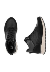 Des baskets montantes noires combinant cuir lisse et daim, avec un design texturé et une semelle claire contrastante.