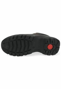 Suola di scarpa sportiva nera con un motivo di presa testurizzato. Presenta un accento rosso nel tallone. Materiale in gomma durevole per una buona trazione.