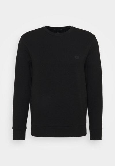 Črn pulover s dolgimi rokavi, okroglo izrezan in z majhnim logotipom v isti barvi na prsih. Narejen iz gladkega, mehkega materiala.