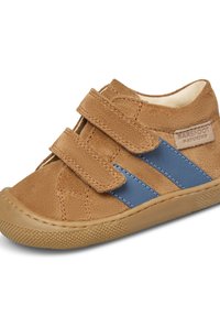 Hnědé semišové boty s modrými koženými akcenty, vybavené dvěma nastavitelnými pásky, texturovanou gumovou podrážkou a štítkem s nápisem "BAREFOOT NATURINO."