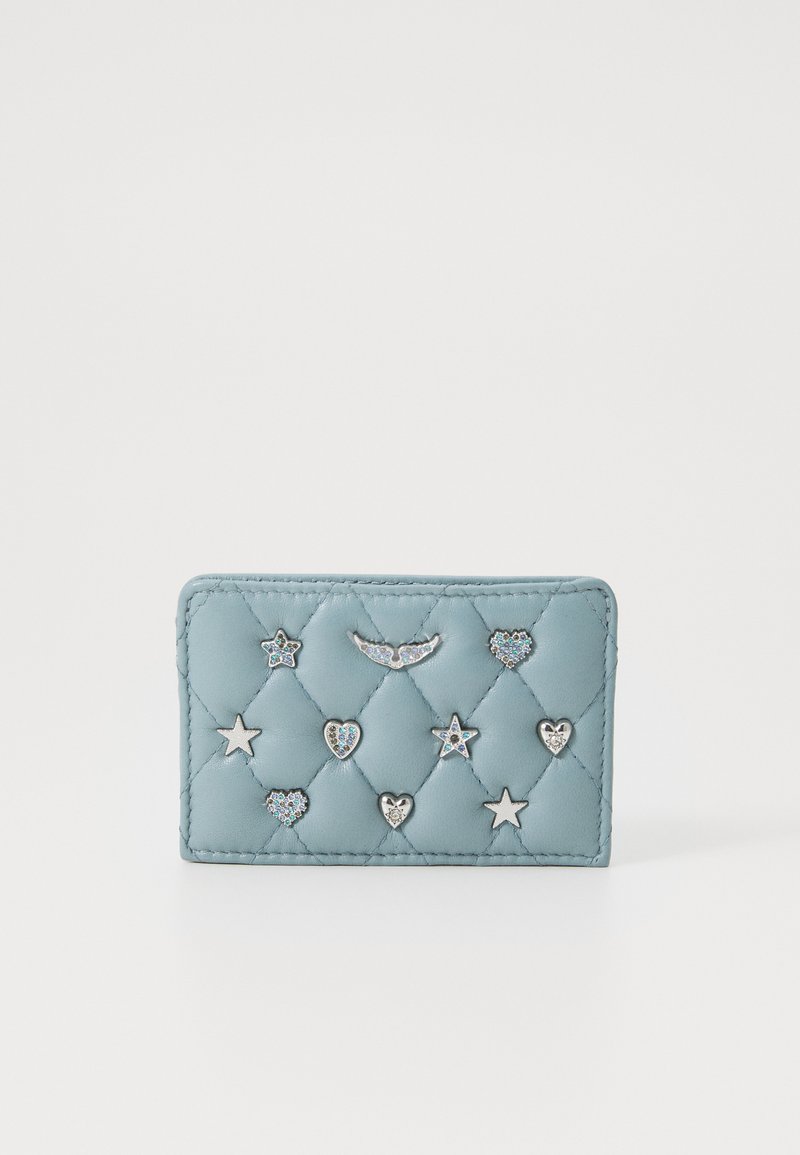 Quiltet lyseblå pung med sølvstjerner og hjerteudsmykninger. Glat tekstur, kompakt rektangulær form og dekorative hardware accenter.