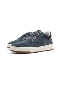 Sneakers in suede blu navy con suole in gomma bianca e dettagli in tessuto grigio. Presentano un design tradizionale con lacci e articolazioni perforate sulla punta.