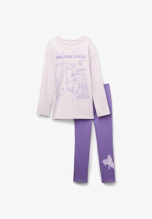 Rosa Langarmshirt mit lila "UNICON LOVER" Schriftzug und Einhorn-Grafik; passende lila Leggings mit einem Einhorn-Muster auf dem Bein.