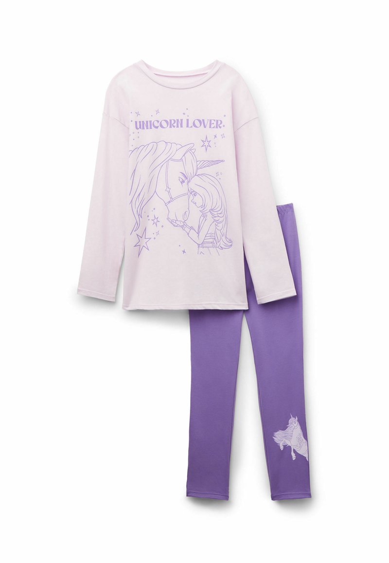 Rosa Langarmshirt mit lila "UNICON LOVER" Schriftzug und Einhorn-Grafik; passende lila Leggings mit einem Einhorn-Muster auf dem Bein.