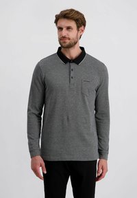 Graues Langarm-Polohemd mit schwarzem Kragen, das mit einem Fischgrätmuster und einer Brusttasche gestaltet ist, sowie zwei Knöpfen am Ausschnitt.