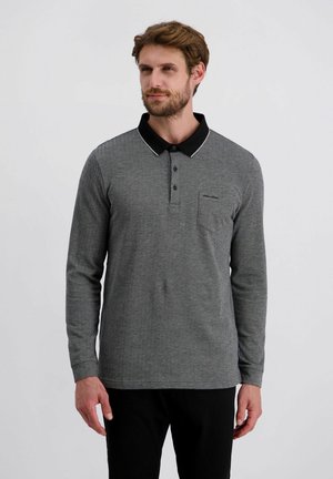 Grijze polo met lange mouwen en een zwarte kraag, met een visgraatpatroon en een borstzak, voorzien van twee knopen bij de halsopening.