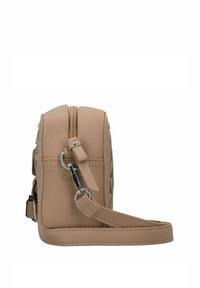 Bolso bandolera beige con un acabado texturizado, cierre de cremallera, correa ajustable y detalles en hardware plateado. Vista lateral que enfatiza su forma compacta.