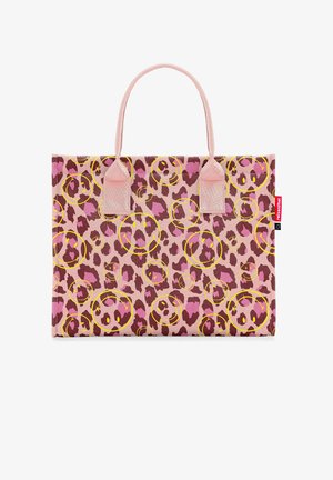 Bolso tote rectangular rosa con manchas de leopardo marrones y moradas y caras sonrientes amarillas, con dos asas rosas y una etiqueta de marca roja.