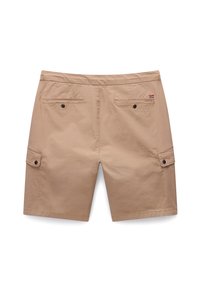Beige cargo shorts med en flad talje, to sidelommer og to baglommer. Har sorte knapper og et lille landeflag som accent.