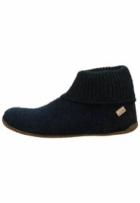 Granatowe wełniane klapki z żebrowaną cholewką, niskim profilem, okrągłym noskiem oraz teksturowaną podeszwą. Posiadają metkę z logo po boku.