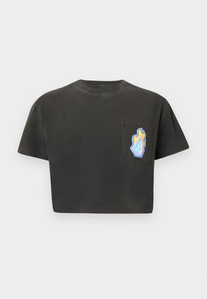 Tricou negru scurt, cu mâneci scurte, având un buzunar pe pieptul stâng decorat cu un design colorat de flăcări și forme geometrice.