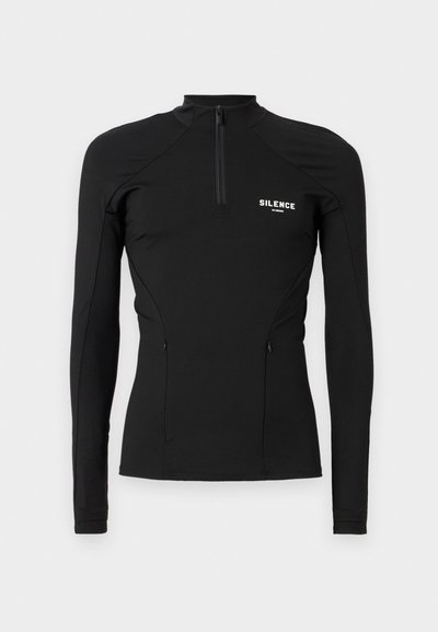 Juodas ilgas sportinis marškinėliai, pagaminti iš tamprios medžiagos, su ketvirčio užtrauktuku, šoniniais kišenėmis ir "SILENCE" logotipu ant krūtinės.