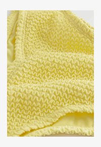 Kijelölve, yellow crinkle