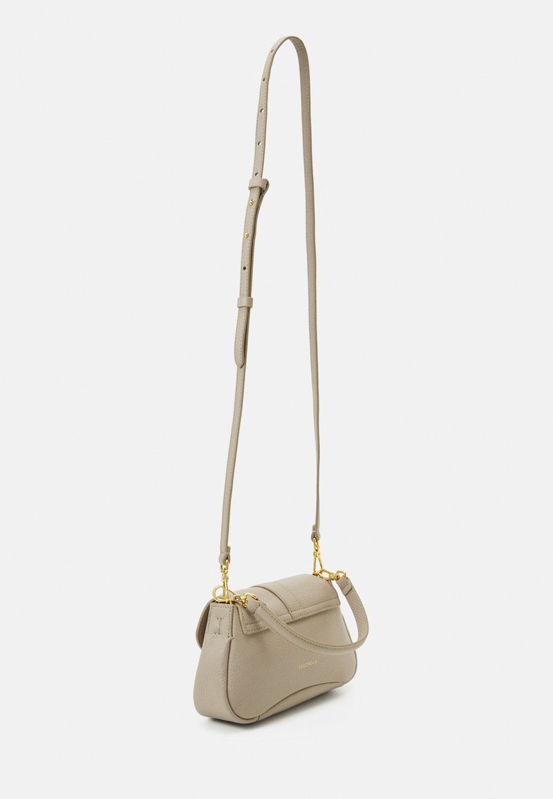 Kleine taupefarbene Ledertasche mit gebogenem Klappenverschluss, verstellbarem langem Trageriemen, kurzem Griff und goldenen Hardware-Details.