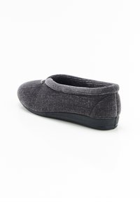 Grijs textuur slip-on schoen met een ronde neus, met een dikke zool en een gestikt bovenwerk ontwerp. Inclusief een kleine metalen accent.