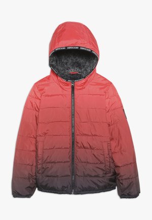 Doudoune dégradée rouge et noire avec fermeture éclair à l'avant, capuche et doublure intérieure texturée. Présente un design matelassé horizontal et des poches latérales.