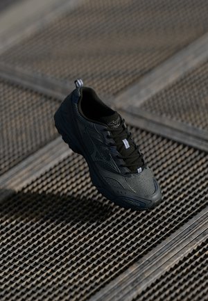 Must have sportlikud jalatsid, millel on võrgusilma kattega materjal, kummitald ja paeltesüsteem. Omab tõmbenuppu ja tekstuurset pealset, mis tagab hingavuse ja toe.