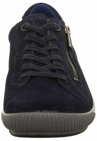 Sneaker in suede blu navy con design a lacci e zip laterale. Presenta una suola in gomma testurizzata con un motivo a righe. Rivestimento interno morbido di colore blu.