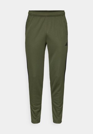 Pantalones deportivos, color verde oliva, fabricados con una tela suave. Cuenta con rayas laterales negras y una cinturilla elástica con bolsillos.