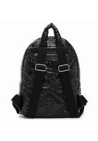 Zaino trapuntato nero con superficie imbottita, due spallacci regolabili, manico superiore e tasca frontale con zip e metallica argento.