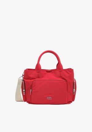 Bolso de nylon rojo con dobles asas, bolsillos delanteros y laterales con cremallera y una correa de hombro beige desmontable, marca BIMBA Y LOLA.