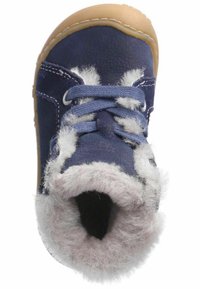 Stivale in pelle blu navy con bordatura in pelliccia grigia, punta tonda, lacci e suola in gomma color sabbia. Finitura morbida visibile attorno al collare e alla linguetta.