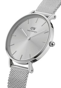 Orologio in acciaio inossidabile argento con cinturino a rete, un quadrante rotondo minimalista e indicatori delle ore in rilievo. Presenta una corona rotante e il logo del marchio.