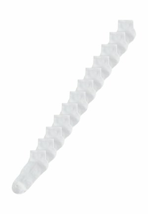 Dieci paia di calzini bianchi semplici alla caviglia disposti diagonalmente su uno sfondo bianco.