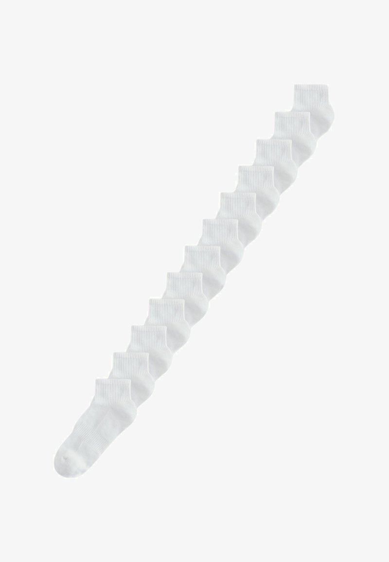 Dix paires de chaussettes blanches unies arrivées en diagonale sur un fond blanc.
