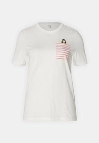 Vit T-shirt med kort ärm och en liten grafik av en kvinna inlindad i en röd och vit randig handduk på övre vänstra bröstet.