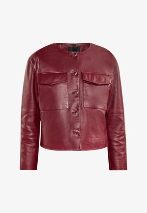Rode leren cropped jack met een ronde halslijn, voorzakken en drukknoopsluiting. Beschikt over een gladde textuur en lange mouwen.