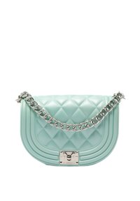 Borsa a tracolla trapuntata verde menta con catena argentata e chiusura elegante, caratterizzata da bordi arrotondati e un design moderno.