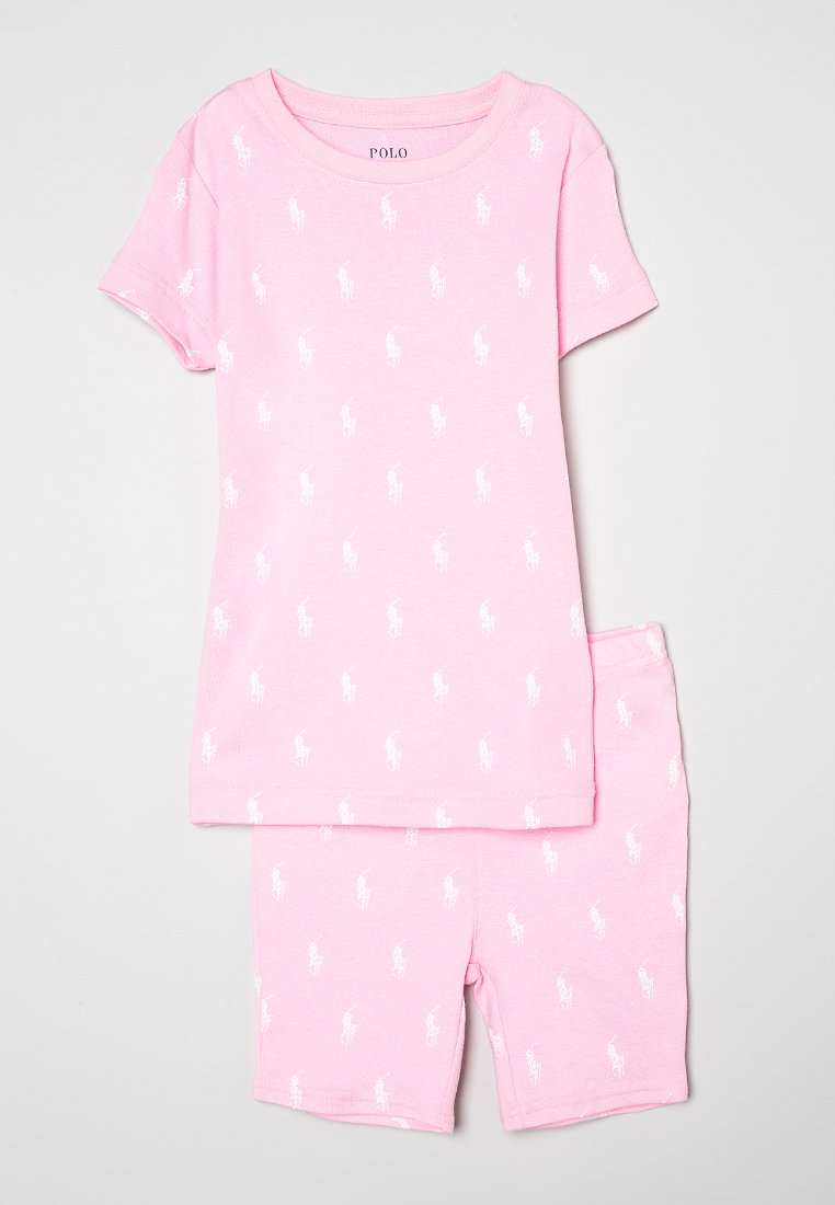 Zestaw piżamowy w jasnoróżowym kolorze, składający się z koszulki z krótkim rękawem i szortów. Posiada małe białe logo polo w całym zestawie, wykonany z miękkiego materiału bawełnianego.