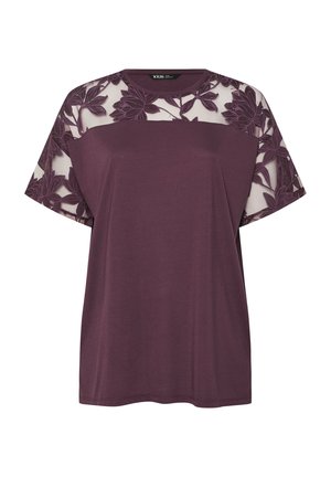 Top de manga corta en púrpura profundo con un encaje floral en los hombros, tejido suave, corte relajado y escote redondeado.