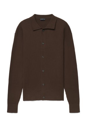 Cardigan en maille côtelée marron foncé à manches longues avec col et fermeture boutonnée devant sur fond blanc.
