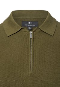 Olivgrünes, mit Reißverschluss versehenes Polo-Shirt mit strukturiertem Strick-Finish; verfügt über einen klassischen Kragen und ein Markenetikett im Nackenbereich.