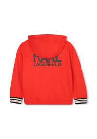 Sweat à capuche rouge en coton, avec un logo noir "KARL LAGERFELD" dans le dos, et des poignets côtelés rayés en noir et blanc.