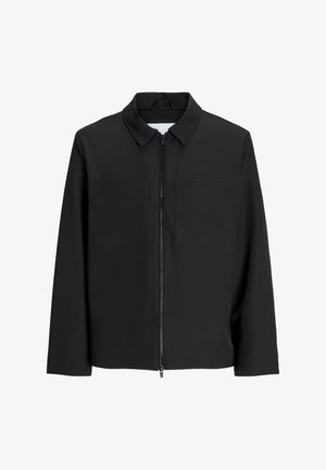 Juodas zip-up švarkas su apykakle, dviem krūtinės kišenėmis, ilgomis rankovėmis ir lygiu, matiniu paviršiumi. Nėra papildomų raštų ar dekoracijų.