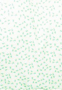 Tecido leve com um pequeno padrão floral, apresentando folhas verdes e flores brancas sobre um fundo claro. Textura suave com um brilho subtil.